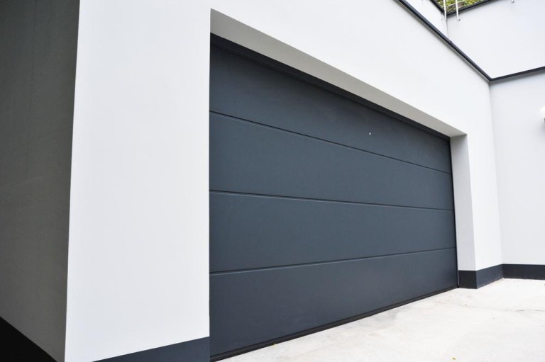 Porte de garage, quel matériau choisir pour votre projet ?